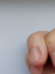 Полупрозрачная продольная полоска на ногте фото 1