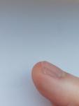 Полупрозрачная продольная полоска на ногте фото 2