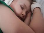 Ребёнок спит с открытии глазами после операции на ухе фото 1