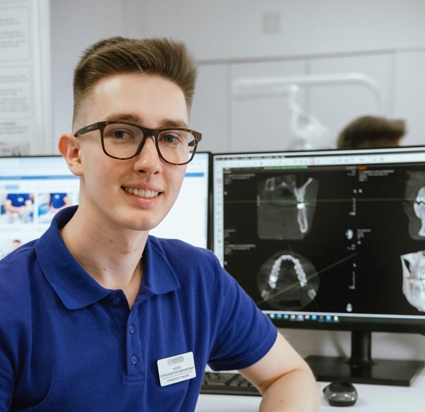 молодой стоматолог