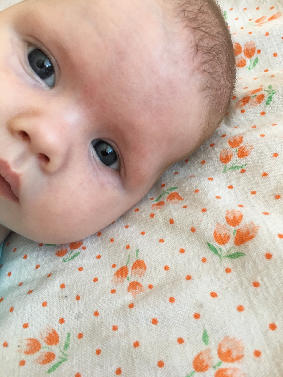 Ребенок косит глазки. Косятся глаза у новорожденного. У месячного ребенка косят глазки. Косит глаз у грудничка 8 месяцев. Косит глаз у ребенка 4 месяца.
