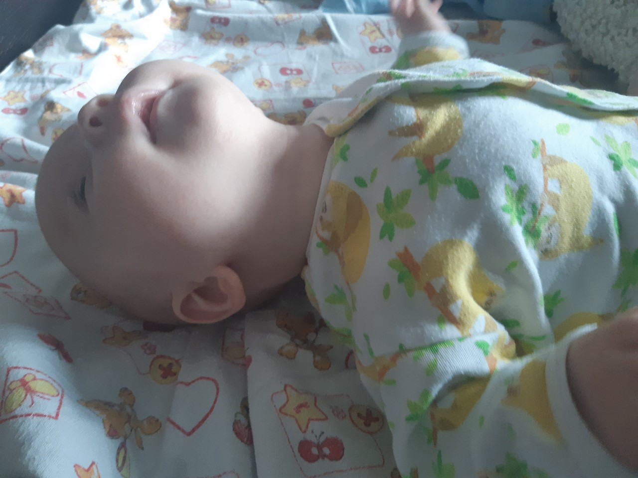 Почему новорожденный запрокидывает. Ребенок лежит на спине. Новорожденные с запрокинутой головой. Ретенок Леда на спине выгиьаео спину. Ребёнок в 5 месяцев выгибает спину лежа на спине.