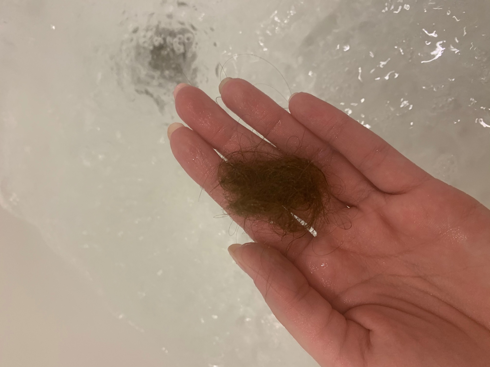 При мытье головы выпадает много. Норма выпадения волос при мытье. Норма выпадения волос после мытья головы. Норма выпадения волос в день. Норма выпавших волос при мытье.