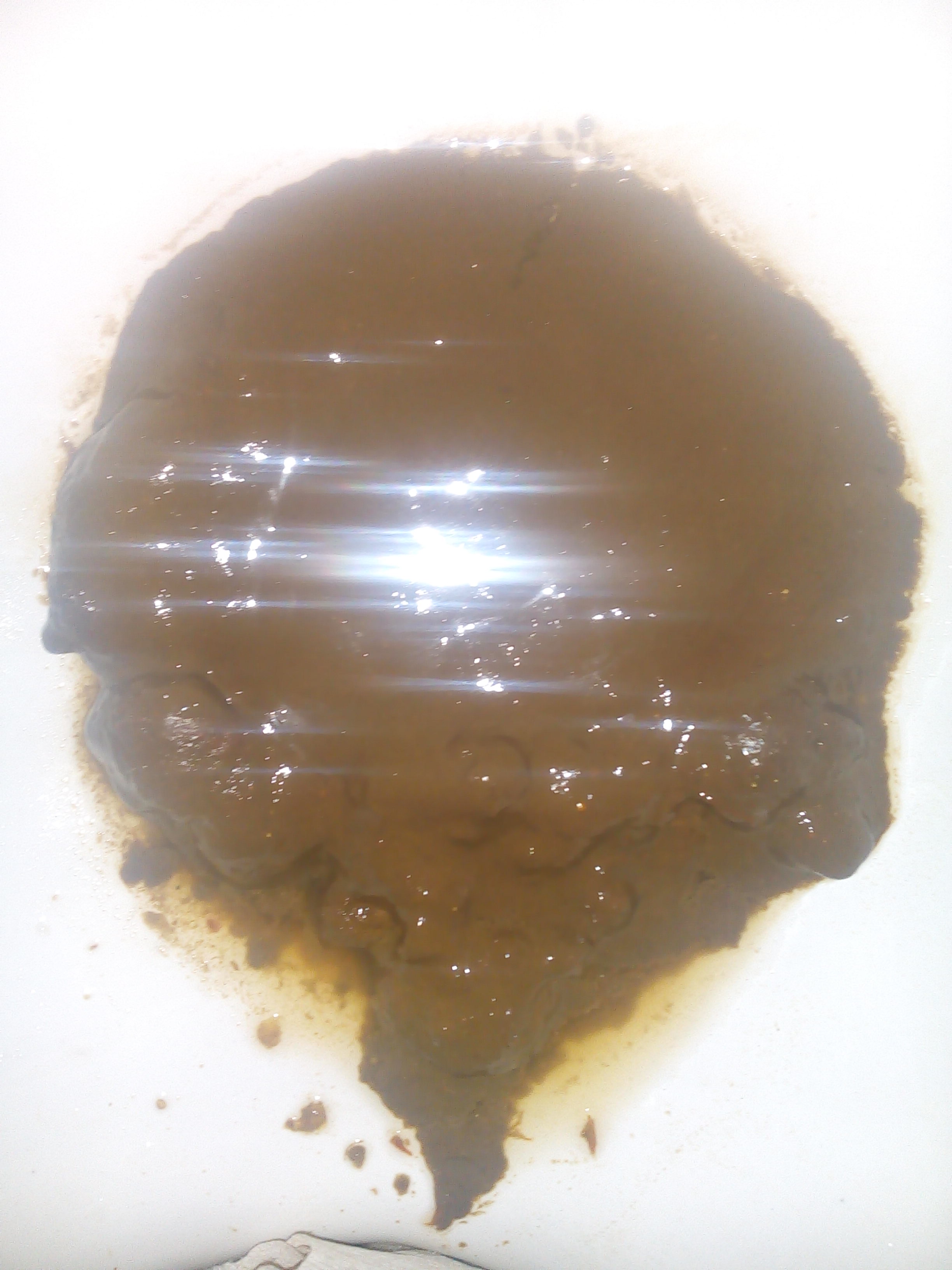 Темно коричневый жидкий кал