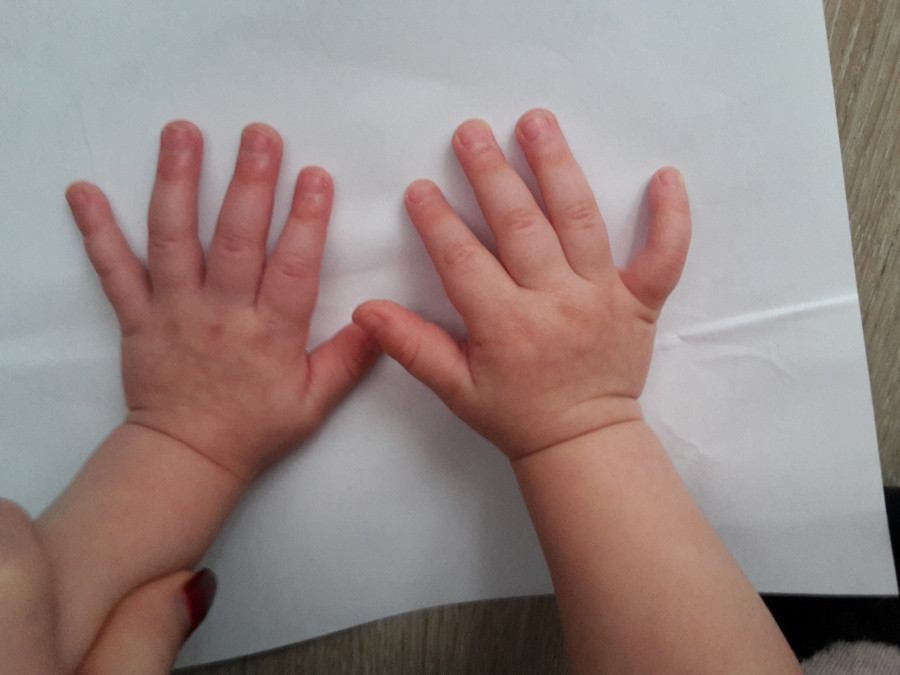 Пальчики грудничков. Годовалый ребенок на руках. Детская ладонь пальцы. Ладонь младенца. Малыш в ладонях.