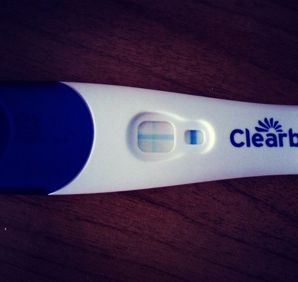 Клеар блю тест на беременность до задержки. Реагент Clearblue Plus. Слабоположительный тест на беременность клеар Блю струйный. Тест клеар Блю плюс. Тест клеар Блю положительный.